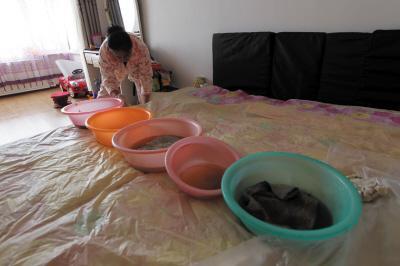 丰都楼上漏水，住户失联，小区没物管，业主维权难！律师来支招……